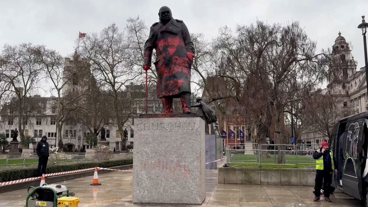 Churchillovu sochu v Londýně posprejoval propalestinský vandal